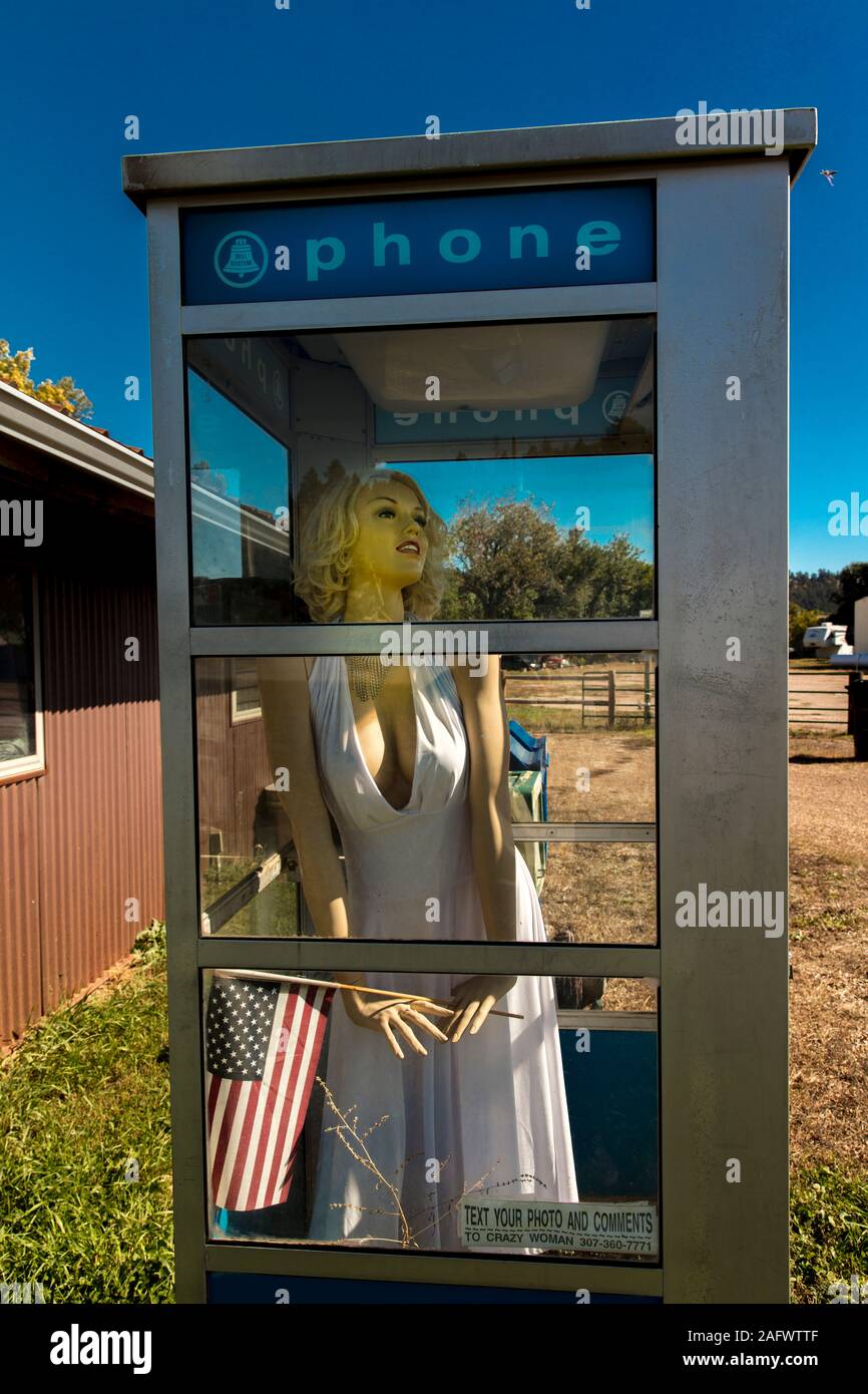 SEPTEMBER 2019 - Huellet Wyoming, USA - Marilyn Monroe in der Telefonzelle in der Nähe der Devils Tower Stockfoto