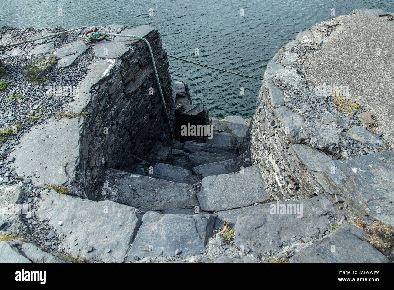 Schiefer Schritte unten zu einem Liegeplatz auf Easdale Island vor der Westküste Schottlands Stockfoto