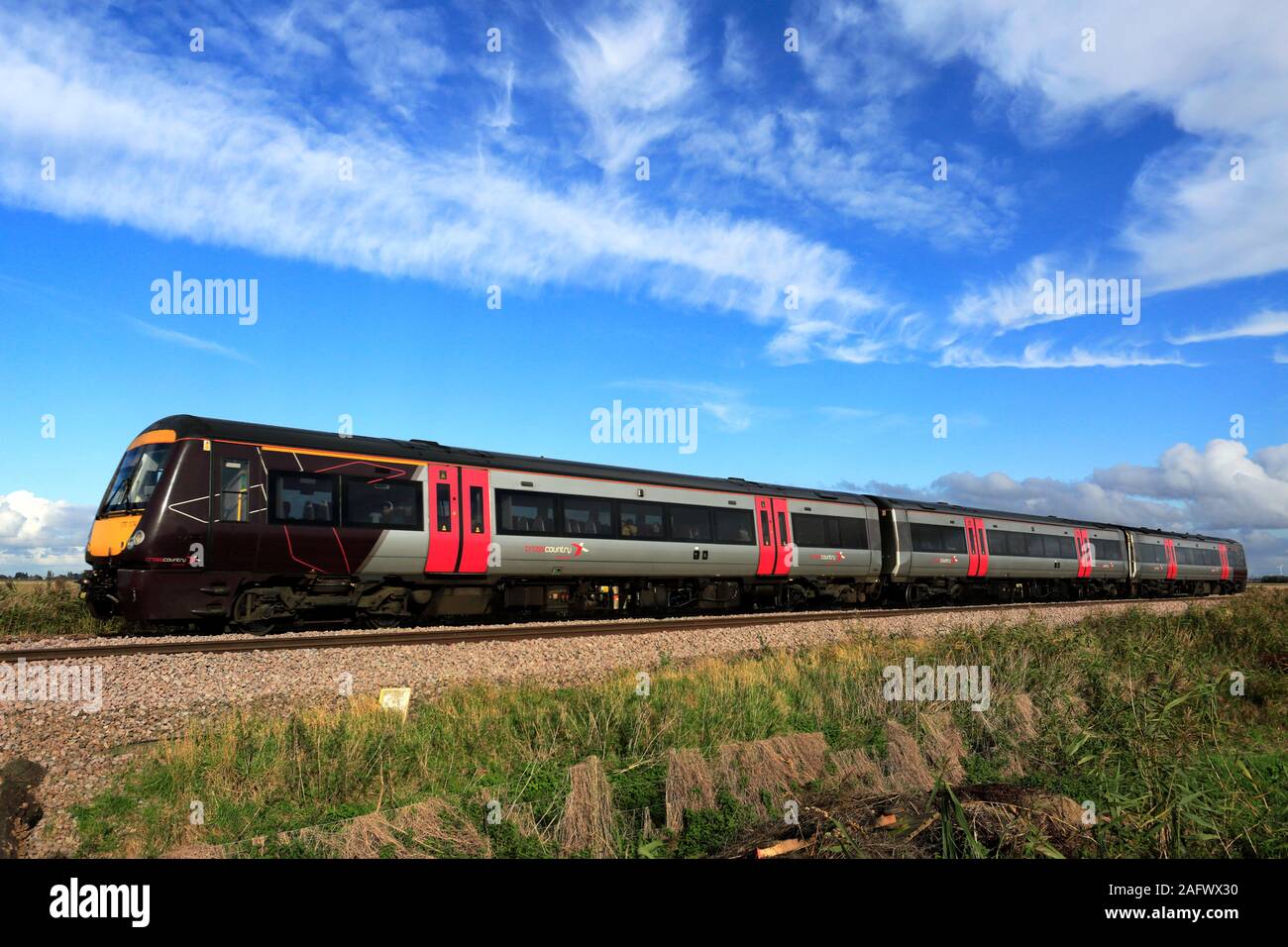 Cross Country Turbostar 170104 vorbei Whittlesey Stadt, Flussauen, Cambridgeshire, England Stockfoto