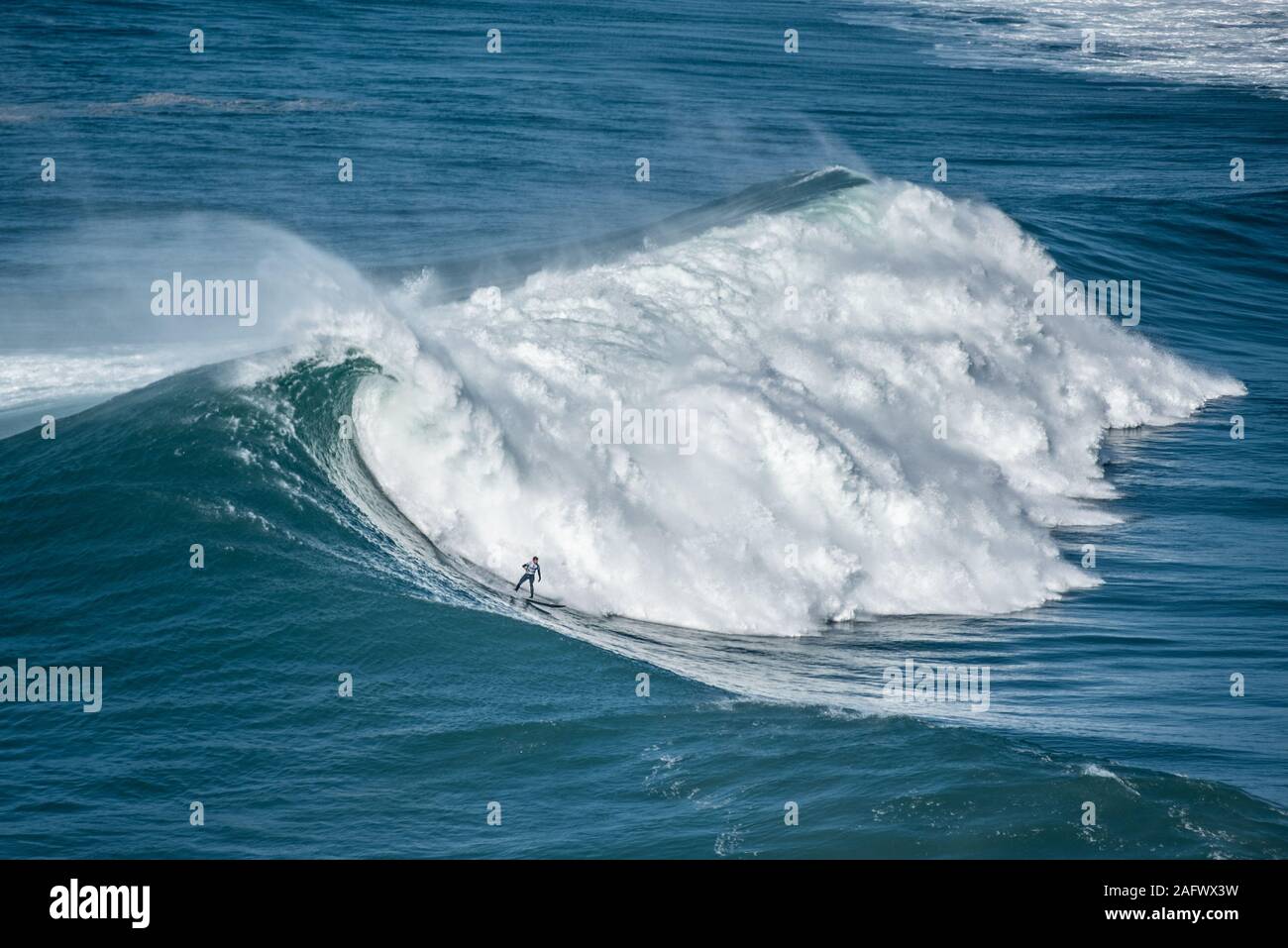 NAZARé, PORTUGAL - Dec 01, 2019: Die hohen schäumenden Wellen des Atlantik in der Nähe der Nazare Gemeinde in Portugal Stockfoto