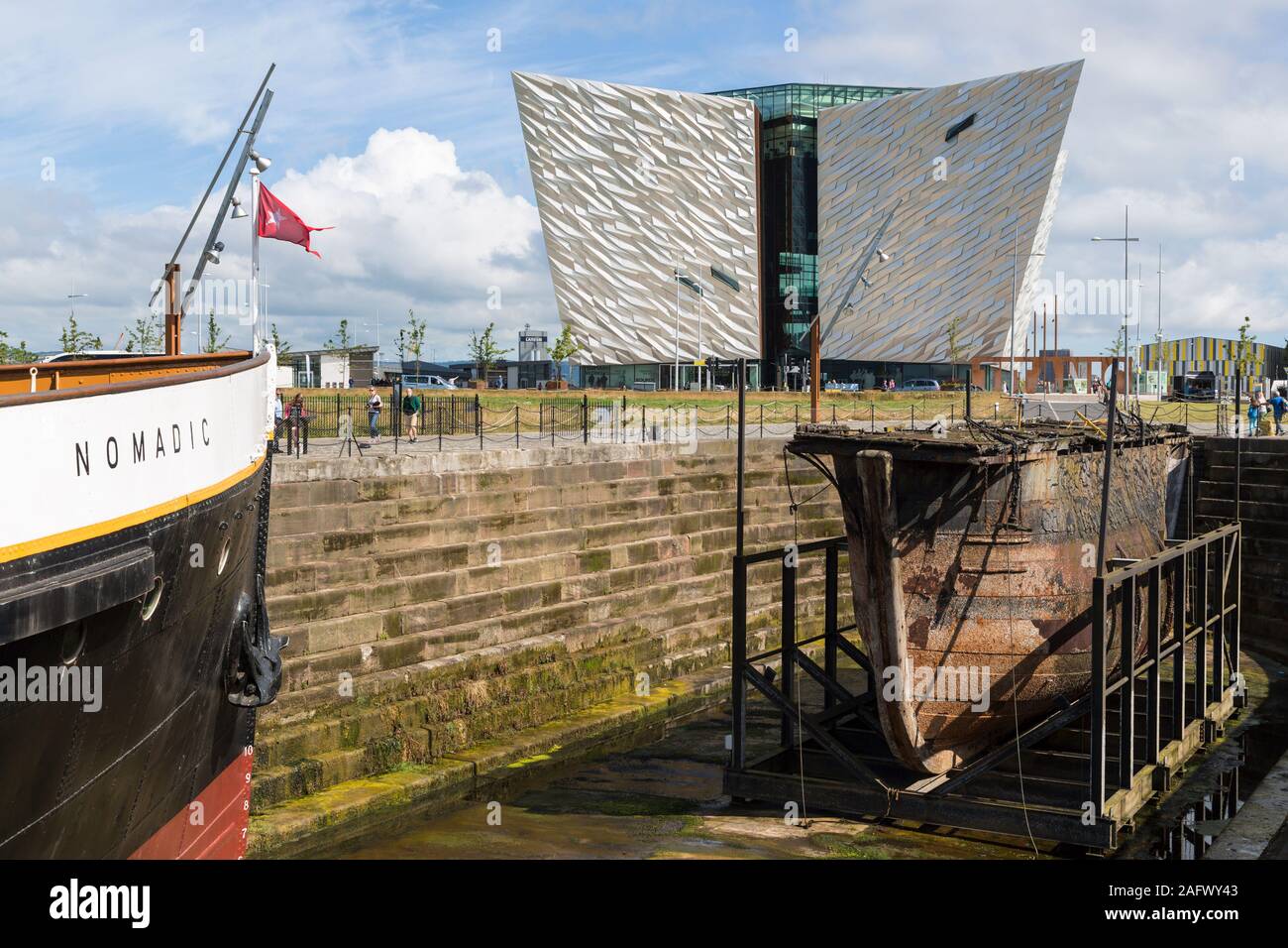 Titanic Belfast Visitor Center und SS Nomadic Boot, Nordirland Stockfoto
