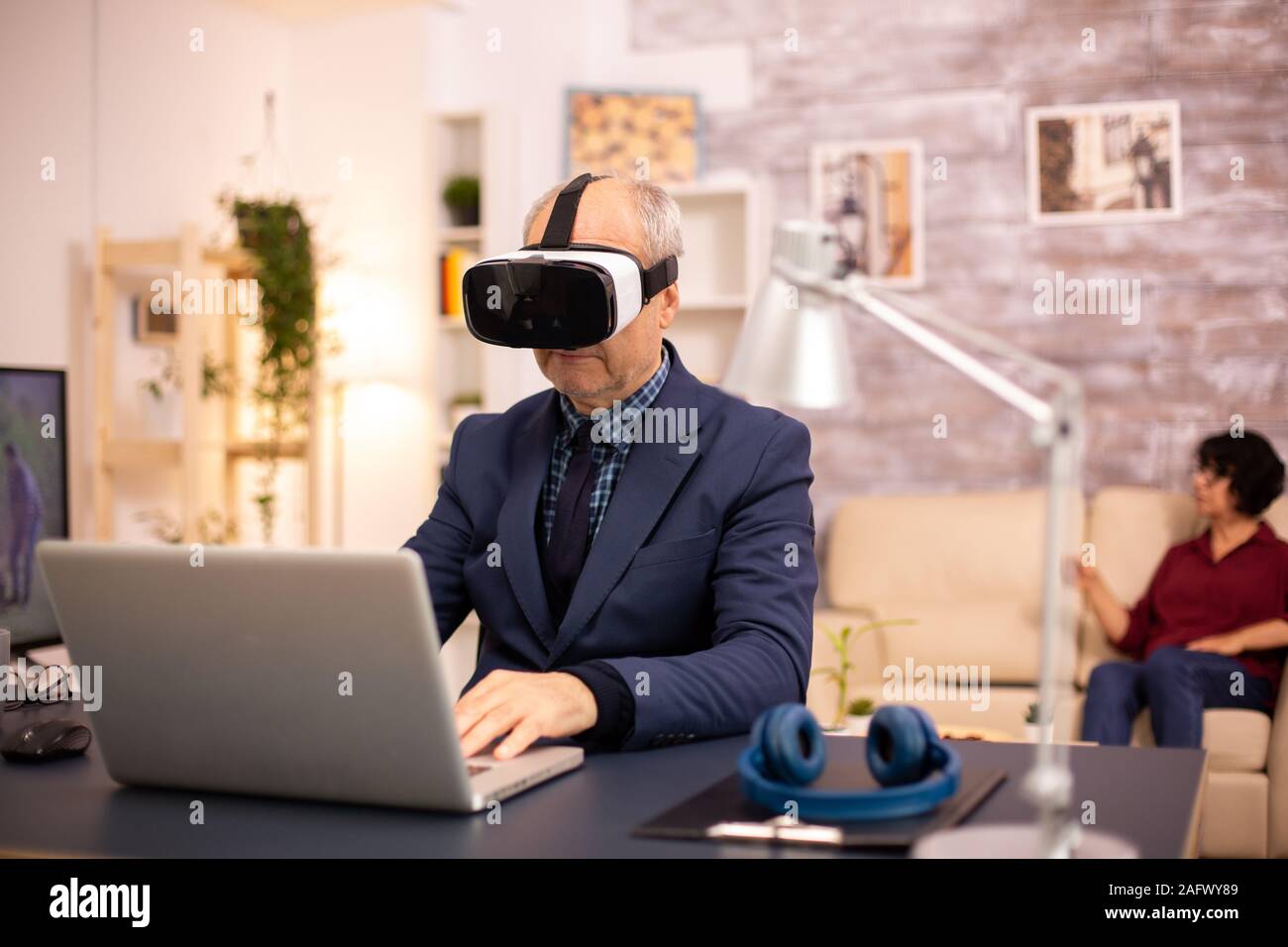 Ältere Menschen erleben neue Virtual reality Technologie zum ersten Mal in seinem Home Stockfoto