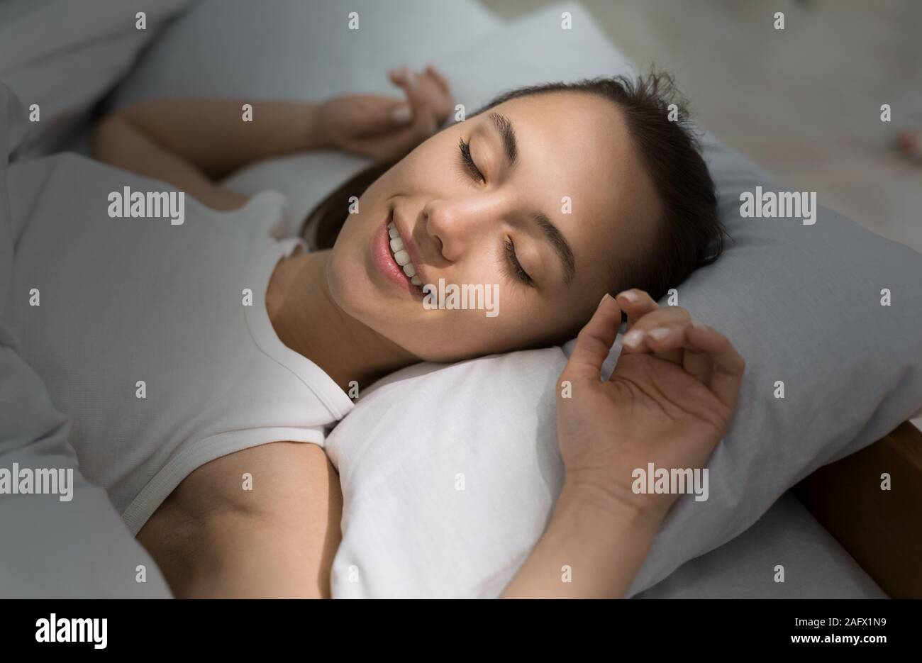 Frau schlafen, im Bett liegend bequem und angenehm Stockfoto