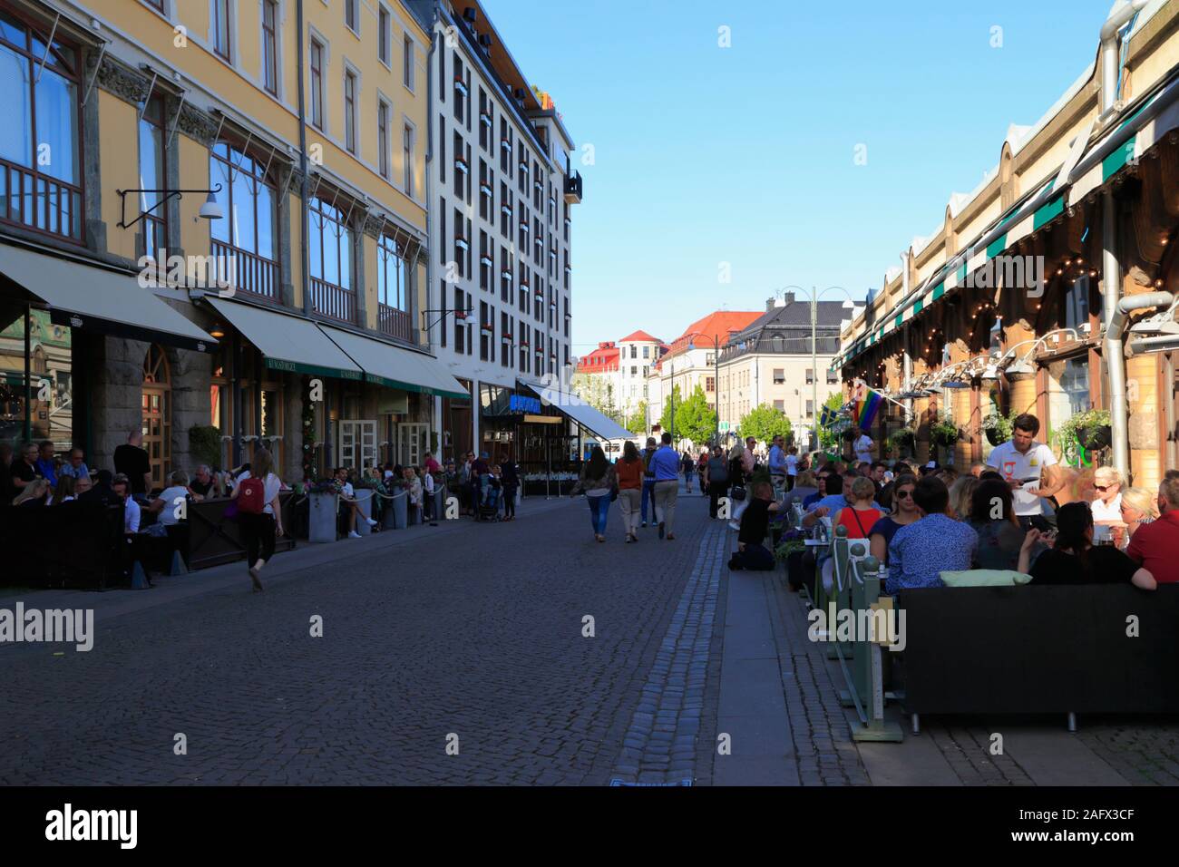 Die Leute sitzen in Cafés und Restaurants in einem ruhigen, sauberen Street im Stadtzentrum von Göteborg, Schweden, im Sommer. Stockfoto