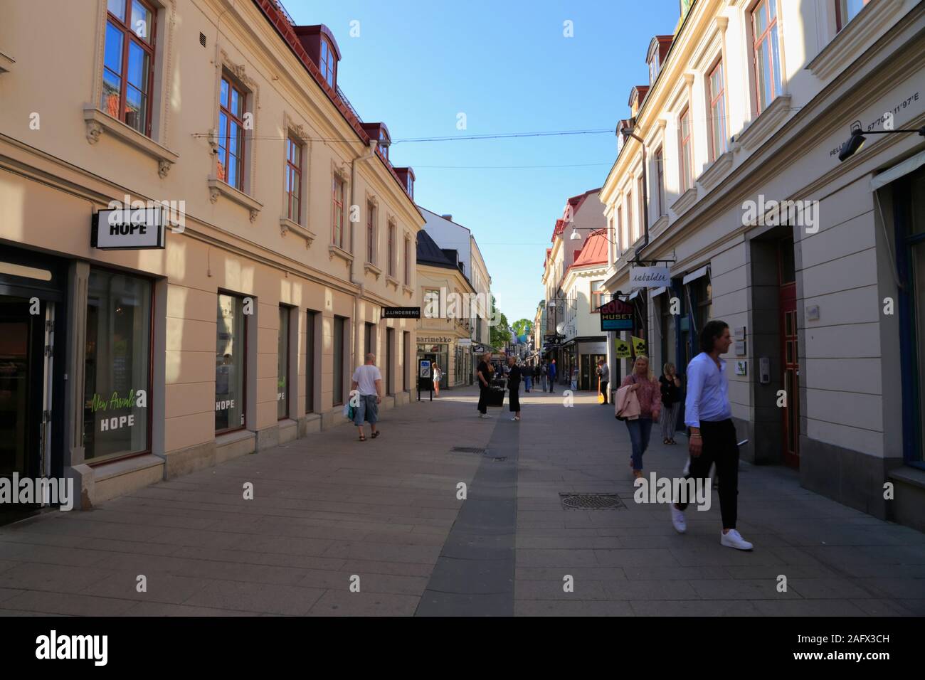 Menschen gehen in einer ruhigen Gasse im Einkaufsviertel von Stadtzentrum von Göteborg, Schweden. Stockfoto