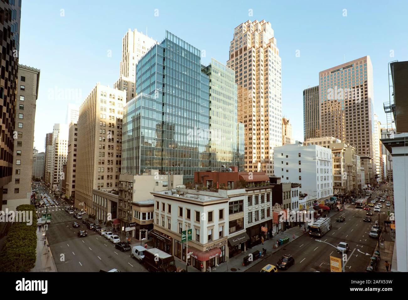 Mit Blick auf den Tower Gebäude an der Ecke der Kiefer und Kearny Street. Die Innenstadt von San Francisco, CA, USA Stockfoto