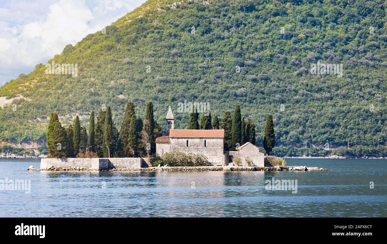 Ostrvo Sveti Dorde (Insel Saint George) ist eines der zwei kleinen Inseln vor der Küste in der Bucht von Kotor Perast Stockfoto