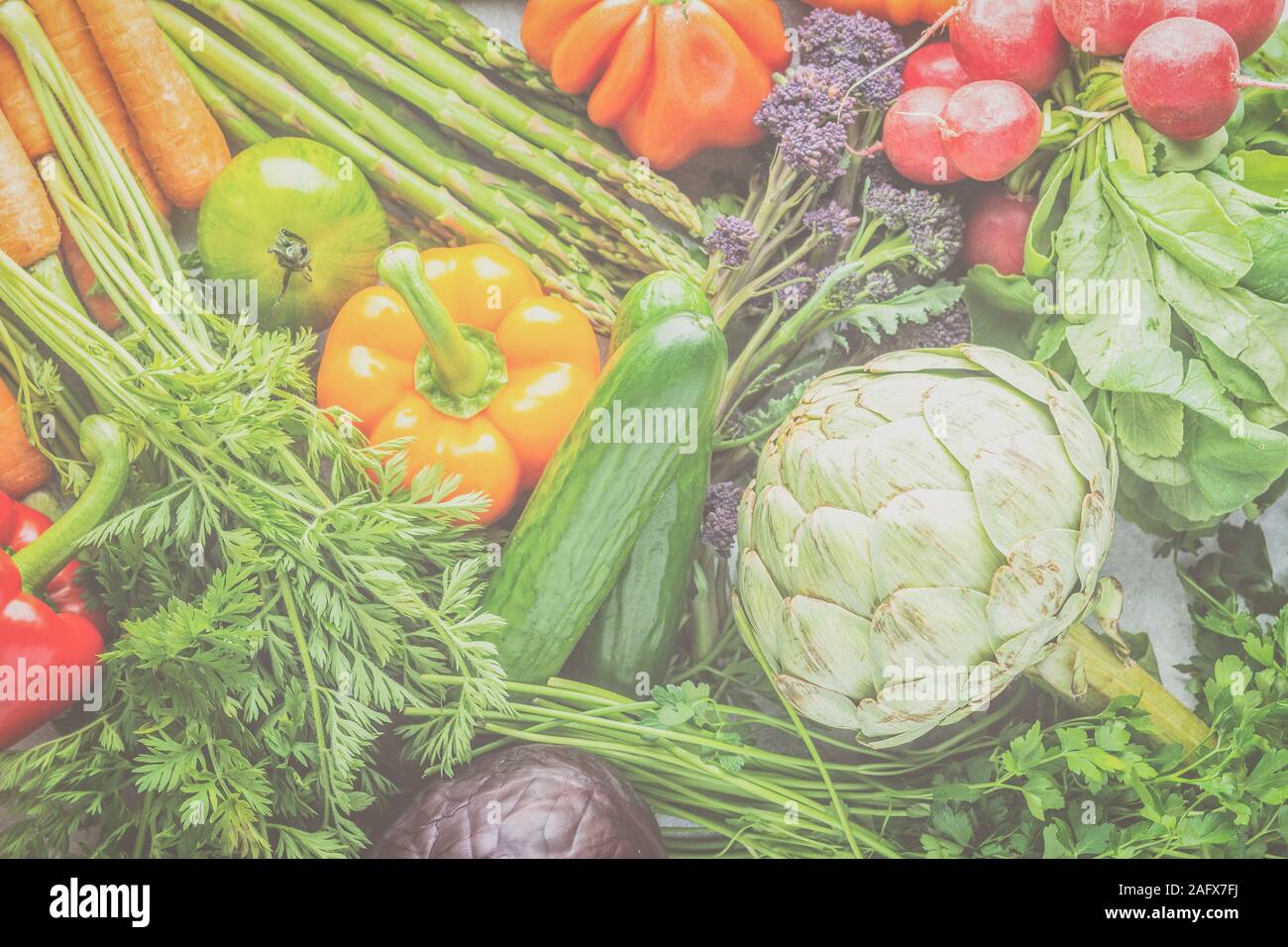 Gemüse Hintergrund, Kohl Karotten Pfeffer Fenchel Broccoli Spargel Tomaten Salat artichocke, getönt, Ansicht von oben, selektiver Fokus Stockfoto