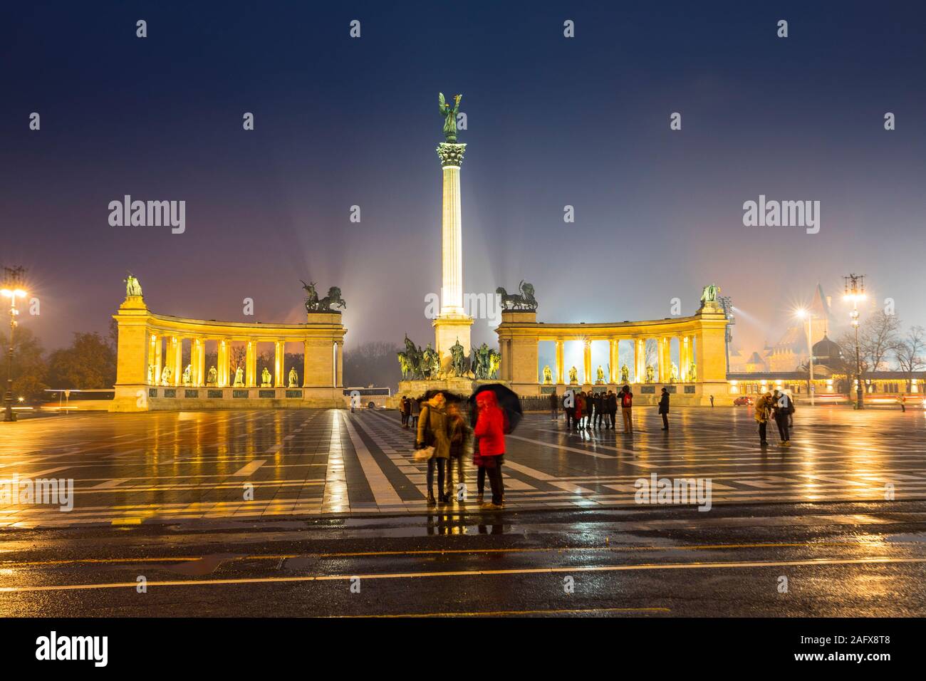 Touristen auf dem Heldenplatz in Budapest. Stockfoto
