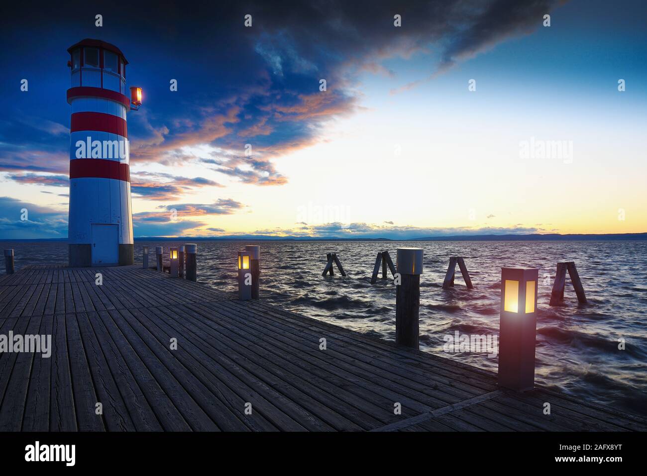 Beliebte Leuchtturm am Neusiedler See Siehe während des Sonnenuntergangs. Podersdorf am See ist Stadt im Bezirk Neusiedl am See im Burgenland im Osten von Aust Stockfoto