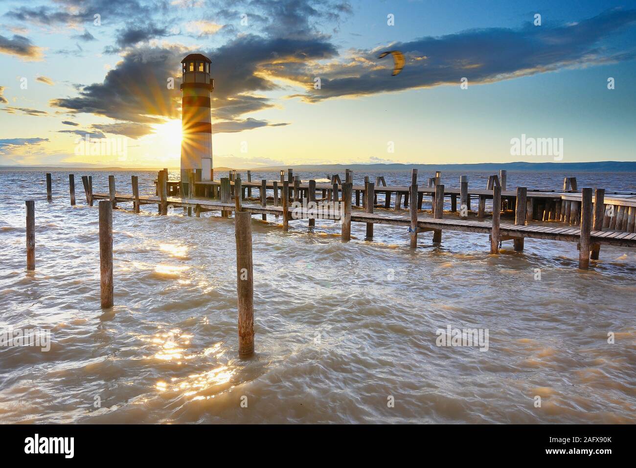 Beliebte Leuchtturm am Neusiedler See Siehe während des Sonnenuntergangs. Podersdorf am See ist Stadt im Bezirk Neusiedl am See im Burgenland im Osten von Aust Stockfoto