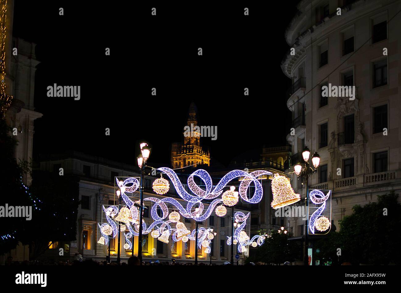 Blick auf die Weihnachtsdekorationen in Sevilla mit dem Giralda-Turm im Hintergrund Stockfoto