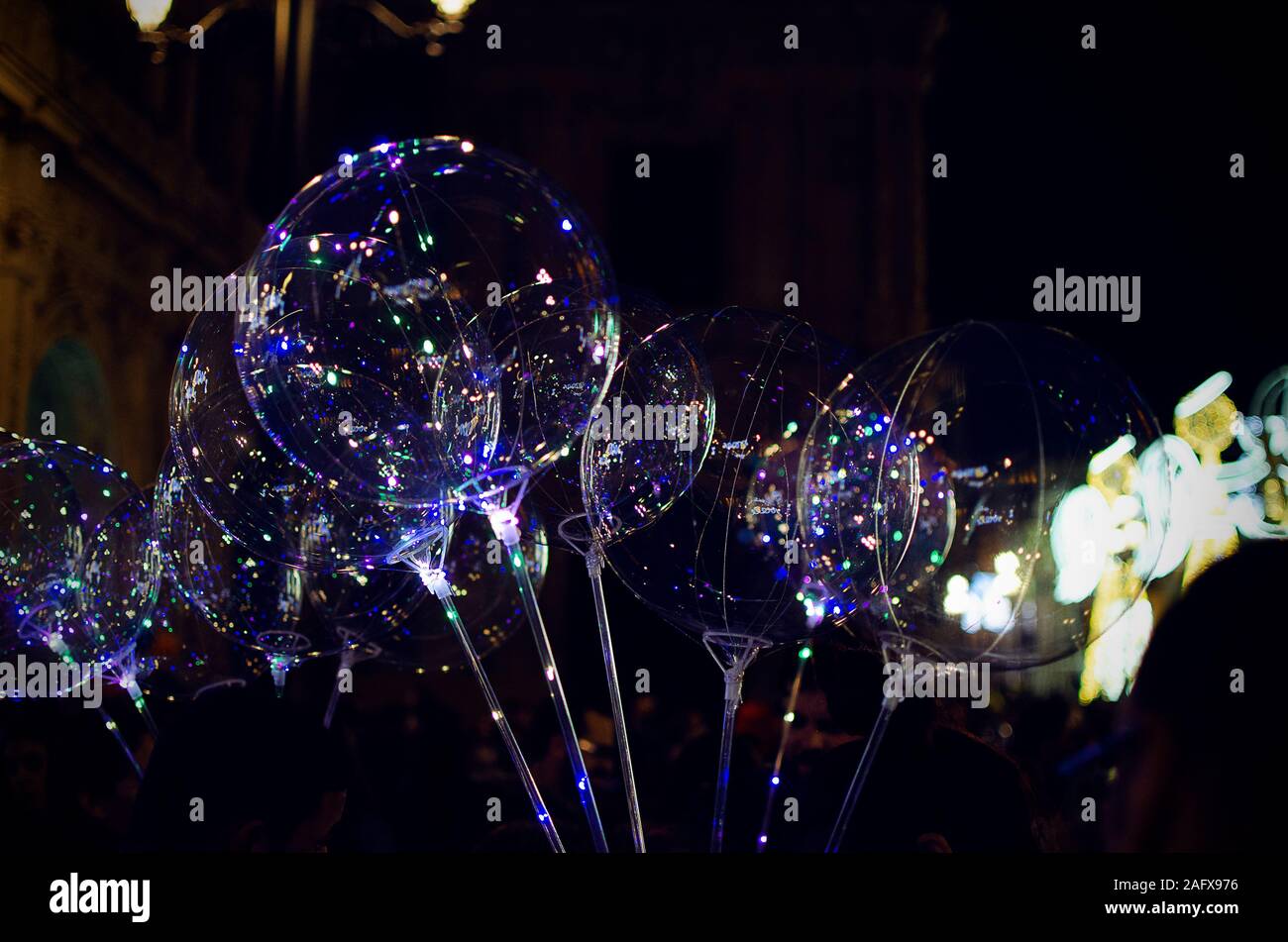 Selektive Fokussierung auf LED-Ballons mit Weihnachtsdekorationen im Hintergrund auf der Plaza San Francisco, Sevilla, Spanien Stockfoto