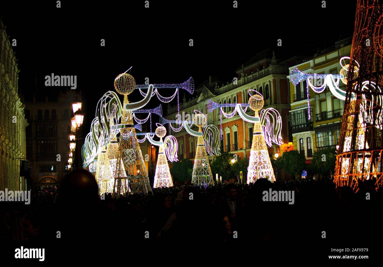 Weihnachtsdekorationen auf der Plaza San Francisco in Sevilla, Andalusien, Spanien. Engel mit Trompeten. Vorstellung von Licht und Musik. Stockfoto