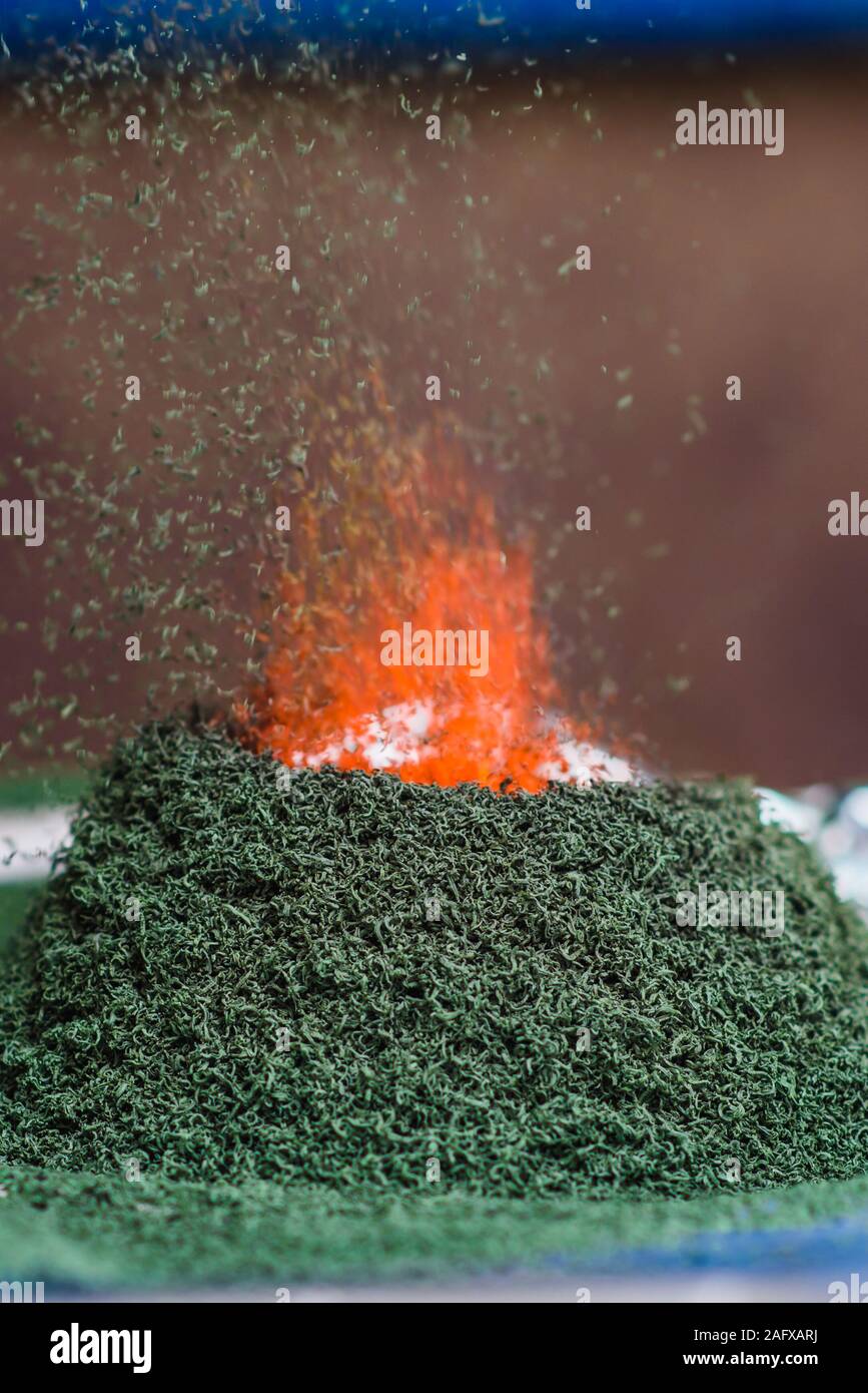 Chemische Reaktion von ammoniumdichromat wenn Brand auf der Folie festlegen Stockfoto