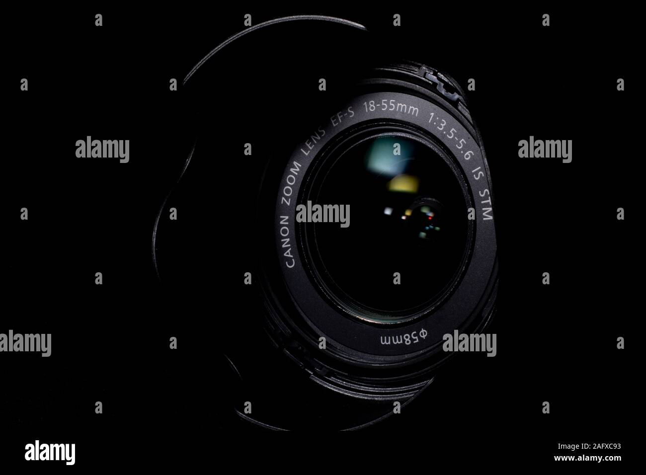 Canon Objektiv auf einem dunklen Hintergrund. Stockfoto
