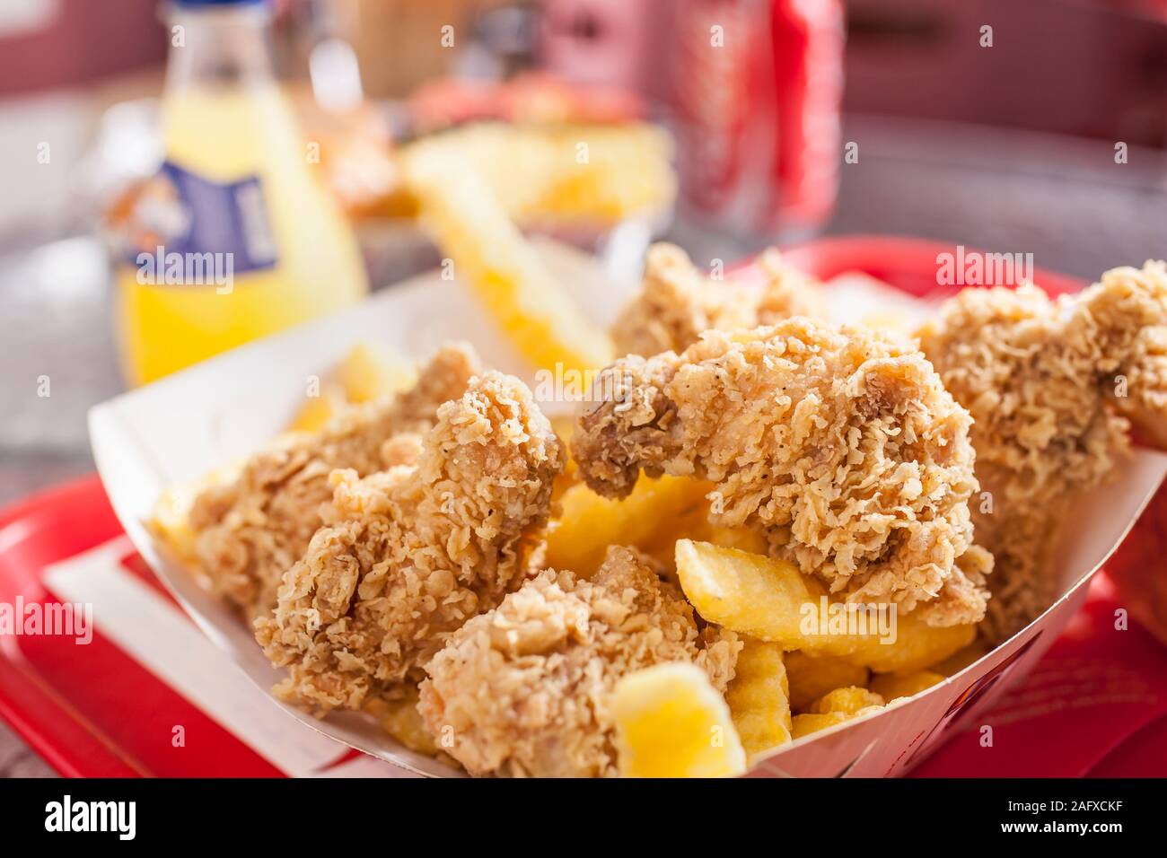 Gebratenes Huhn mit Pommes frites Stockfoto