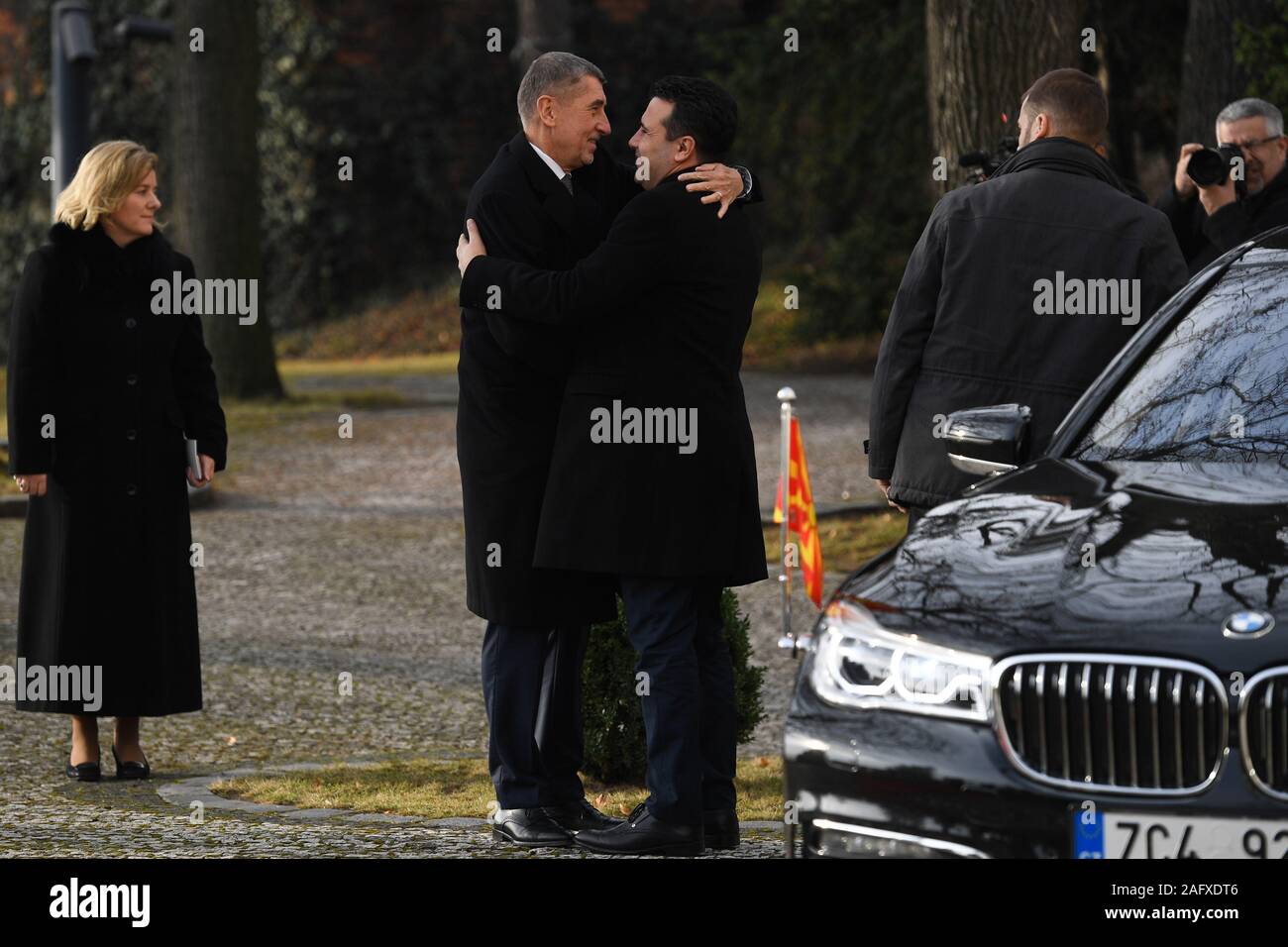 Prag, Tschechische Republik. 17 Dez, 2019. Der tschechische Premierminister Andrej Babis, 2. von links, begrüßt seine Mazedonischen Amtskollegen Zoran Zaev Zaev während des Besuchs in der Tschechischen Republik am 17. Dezember 2019, in Prag. Quelle: Michal Kammaryt/CTK Photo/Alamy leben Nachrichten Stockfoto