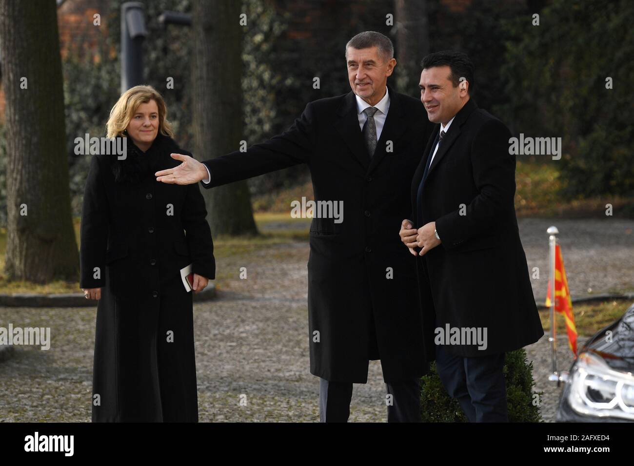 Der tschechische Premierminister Andrej Babis, Mitte, begrüßt seine Norden mazedonischen Amtskollegen Zoran Zaev, rechts, während Zaev der Besuch der Tschechischen Republik, der Republik am 17. Dezember 2019, in Prag. (CTK Photo/Michal Kammaryt) Stockfoto