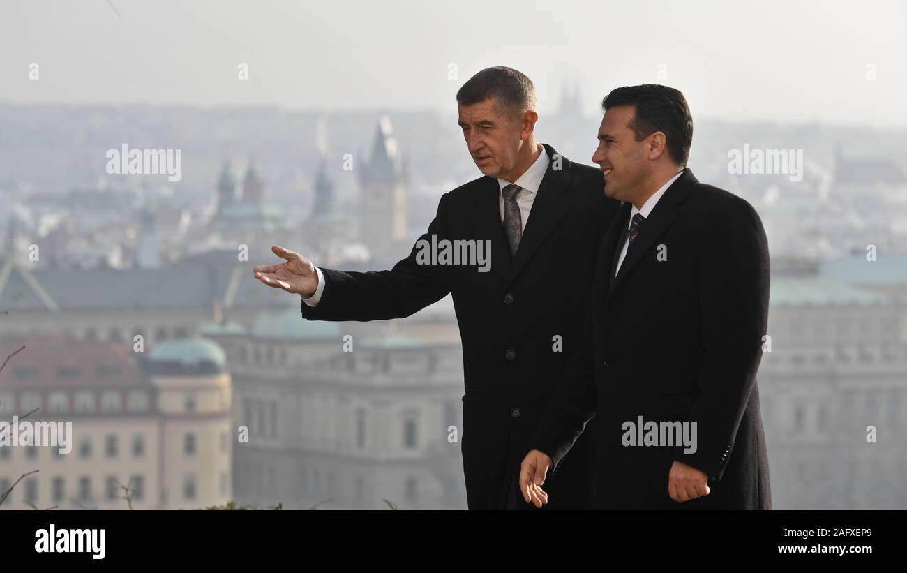 Der tschechische Premierminister Andrej Babis, Links, trifft seinen Norden mazedonischen Amtskollegen Zoran Zaev, rechts, während Zaev der Besuch der Tschechischen Republik, der Republik am 17. Dezember 2019, in Prag. (CTK Photo/Michal Kammaryt) Stockfoto
