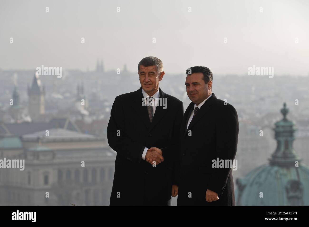 Der tschechische Premierminister Andrej Babis, Links, trifft seinen Norden mazedonischen Amtskollegen Zoran Zaev, rechts, während Zaev der Besuch der Tschechischen Republik, der Republik am 17. Dezember 2019, in Prag. (CTK Photo/Michal Kammaryt) Stockfoto