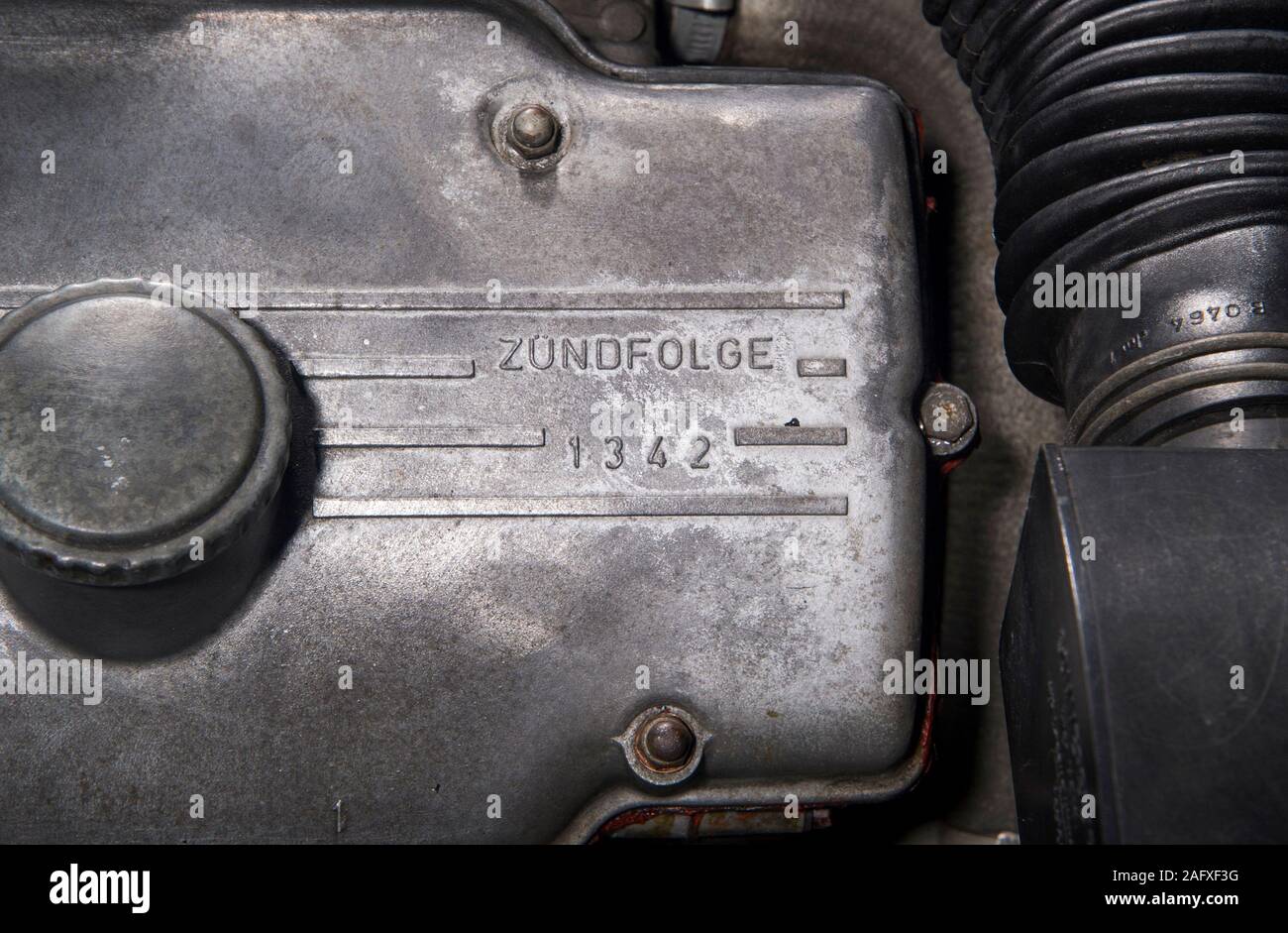 Motorzündfolge auf BMW 2002 Klassiker des deutschen Sports Saloon Stockfoto