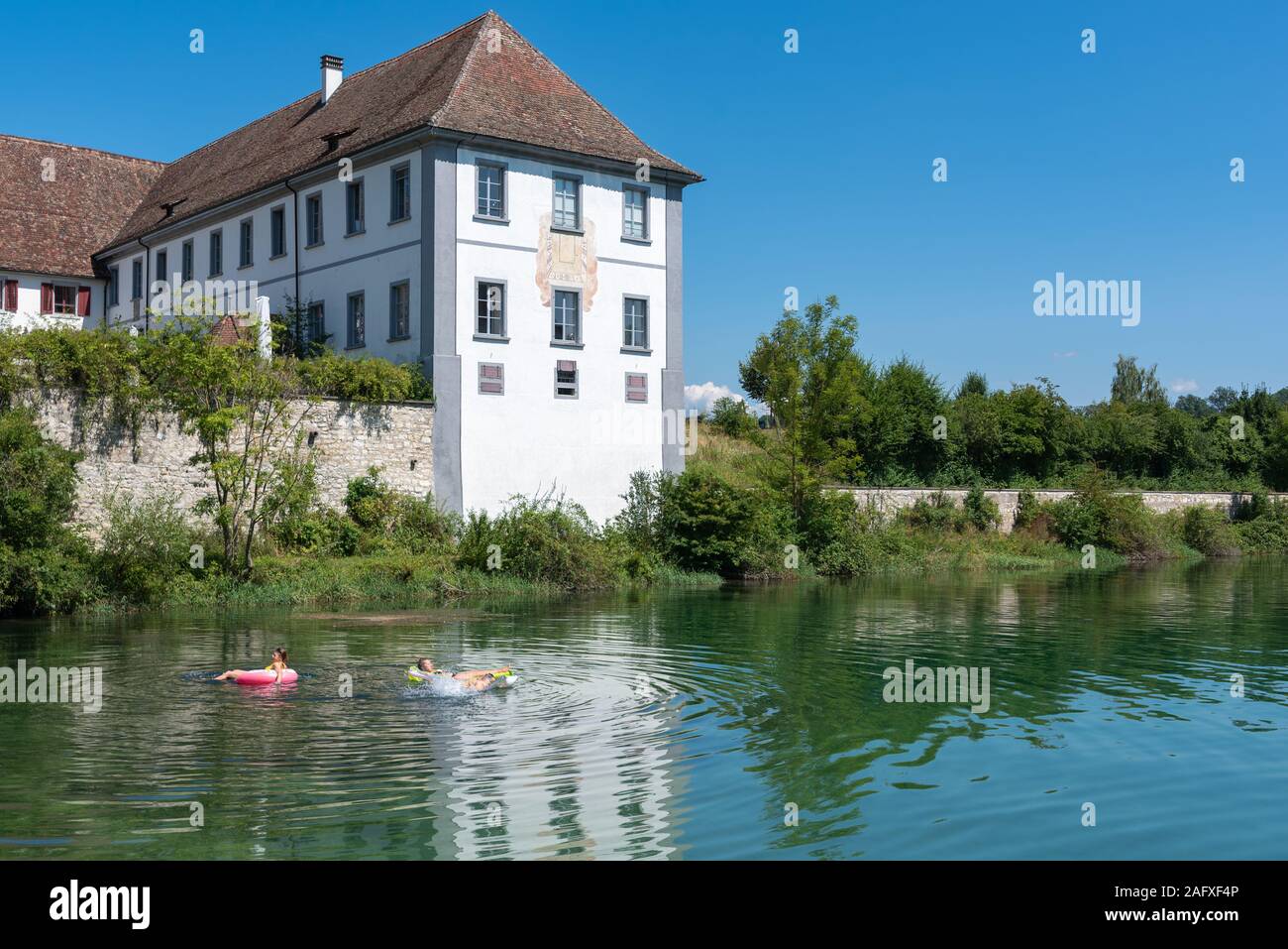 Die Menschen baden im Rhein von der Klosterinsel Rheinau, Rheinau, Kanton Zürich, Schweiz, Europa Stockfoto