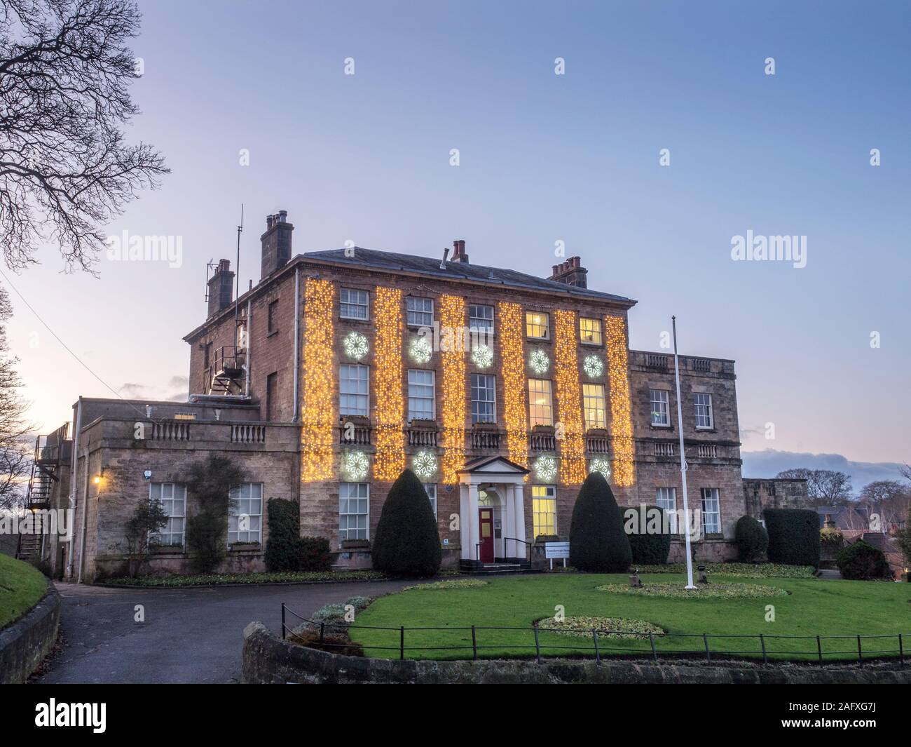 Weihnachtslichter auf Knaresborough Haus in der Dämmerung Knaresborough North Yorkshire England Stockfoto