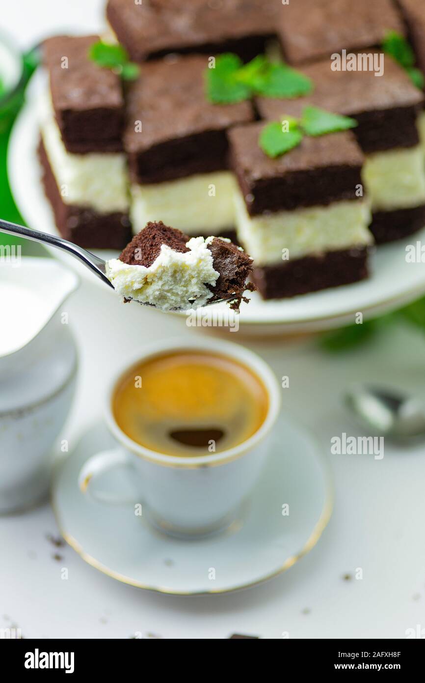 Kuchen auf eine Gabel in den Hintergrund können Sie mehr Kaffee und Kuchen Stockfoto
