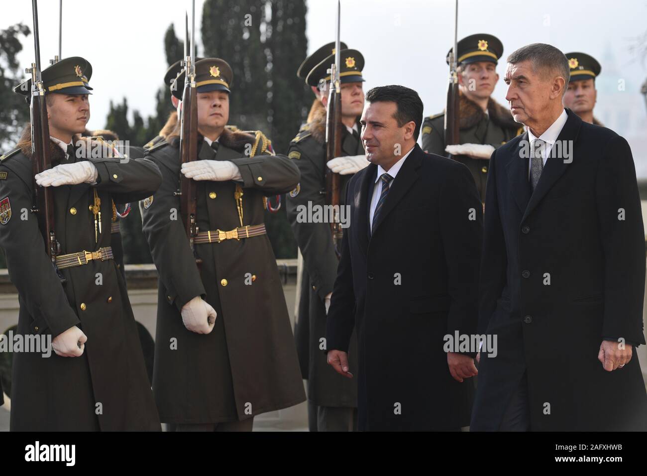 Der tschechische Premierminister Andrej Babis, rechts, trifft seinen Norden mazedonischen Amtskollegen Zoran Zaev, Links, während Zaev der Besuch der Tschechischen Republik, der Republik am 17. Dezember 2019, in Prag. (CTK Photo/Michal Kammaryt) Stockfoto