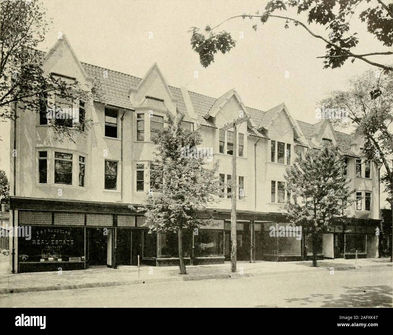 . Feuerfeste Konstruktion für Häuser und andere Gebäude zu moderaten Kosten. Apartment Haus in Providence, Rhode Island. Frank W. Holz, Providence, R.I., Architekten. Die Außenwände des Gebäudes von 12 Zoll Natco Hohlziegeln gebaut sind. NATCO HOHL - Fliesen NATIONAL FIRE? PROOFINGWl - UNTERNEHMEN - wi. Speichern und Gebäude, Westfield, New Jersey. Henry C. Hecht, Westfield, Architekt. Die erste und zweite Geschichte die Wände bestehen aus 12 Zoll Natco Hohlziegel am 16 inchconcrete Grundlagen Set konstruiert, während die dritte Geschichte Wände sind von 8 Zoll Fliese. Die Wände sind nicht behaart andare beendet Stockfoto