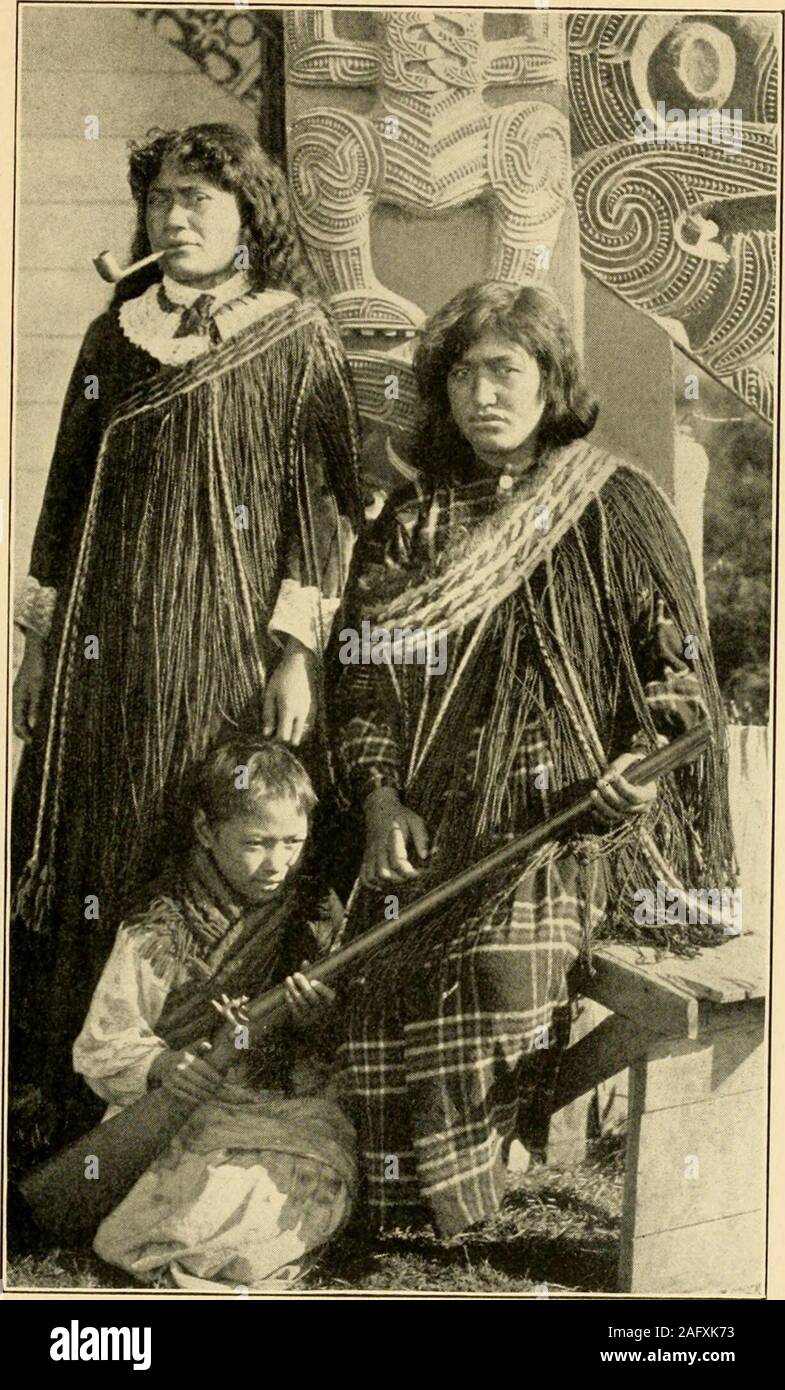 . Die Umstellung der Maori. Vor und hinter gebunden. Nur die babyslittle Kopf lugt heraus. Die Maori halten noch ihre Räte, an whichboth Männer und Frauen sprechen und Anlass verwöhnen - Verbündeter in der Alten savage Krieg Tanz. Touristen reisen in Neuseeland gehören in der Regel in ihrer Pro-gramm einen Besuch der Wanganui und eine paddledown den schönen Fluss in einem Maori canoe.Diese Kanus sind von achtzehn bis zwanzig inchesin Breite und von 15 bis 30 Fuß lang. Jedes ist aus dem festen Stamm eines totaratree gemacht. Die Platte ist etwa viereinhalb feetlong und hat einen einzigen Blade. Die Mao Stockfoto