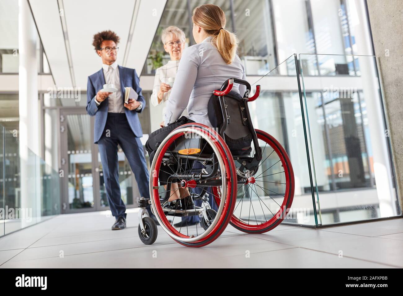 Inklusion und Vielfalt in der Geschäftsstelle mit einer Frau in einem Rollstuhl im Unternehmen Stockfoto