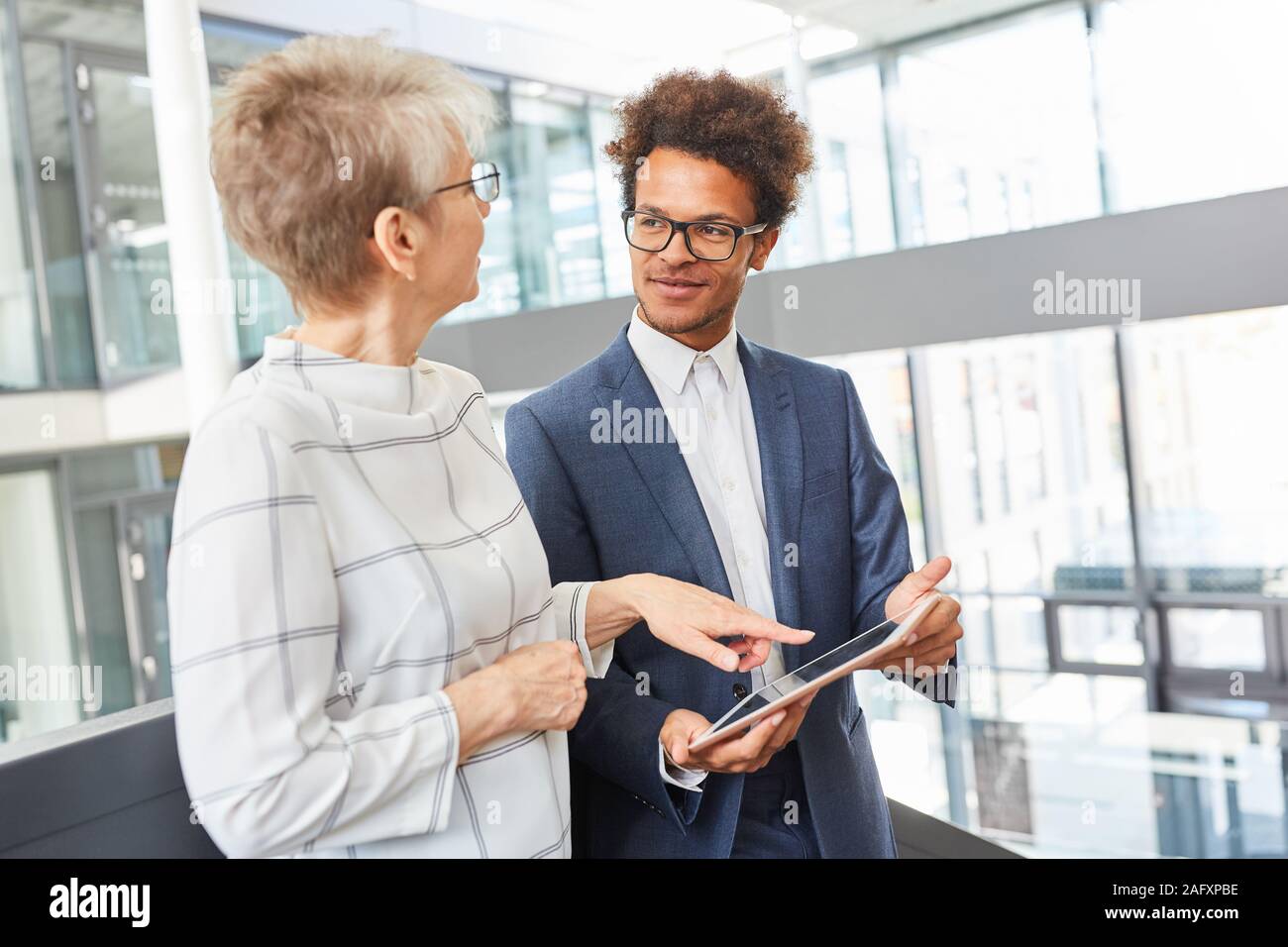 Business Chef und Azubi website Entwicklung auf Tablet Computer diskutieren Stockfoto