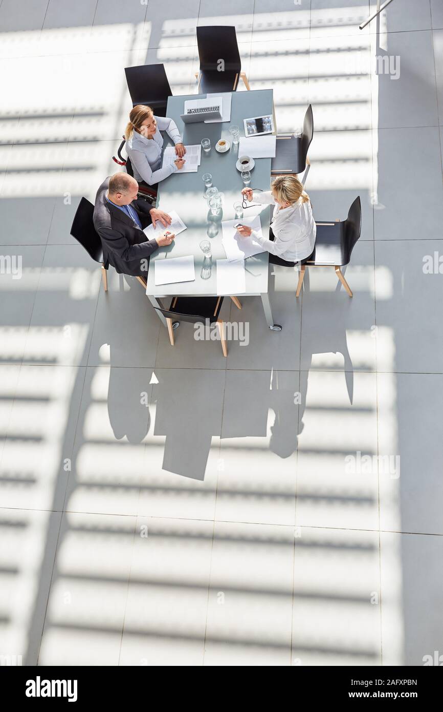 Geschäftsleute im Konferenzraum während einer Besprechung oder Projektplanung Stockfoto