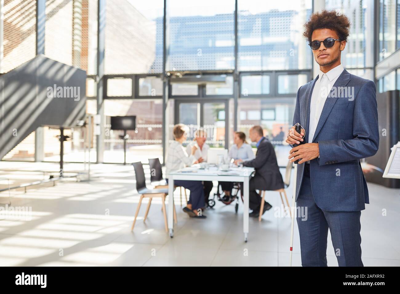 Blind business Mann mit Stock in Business Office für Vielfalt und Integration Stockfoto