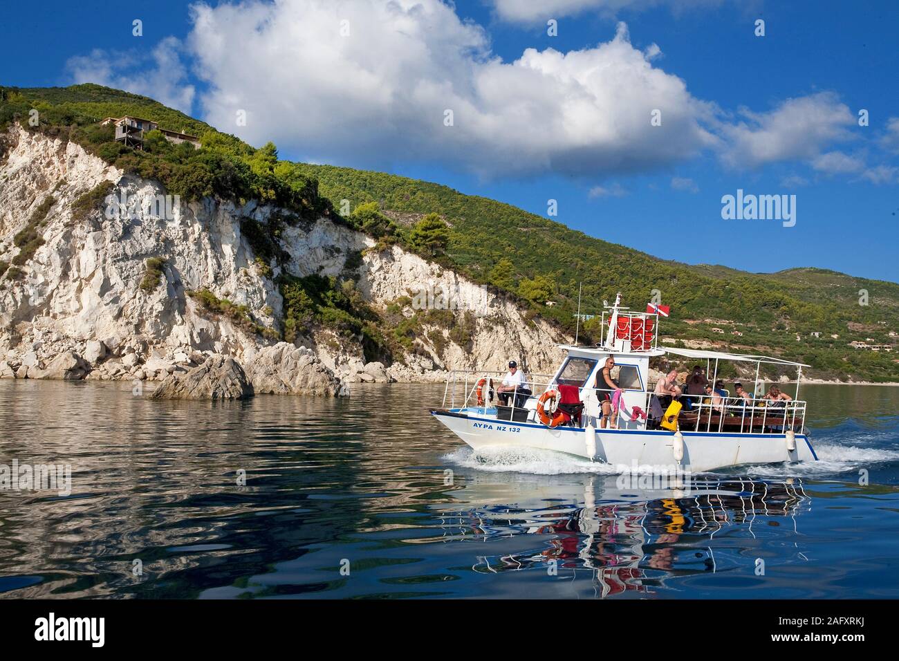 Tauchboot vor der Küste von Zakynthos, Griechenland | Dive Boot an der felsigen Küste der Insel Zakynthos, Griechenland Stockfoto
