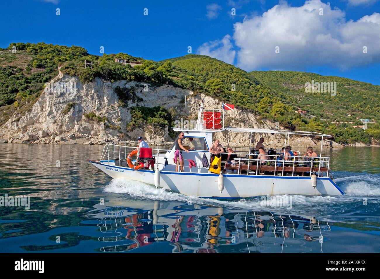 Tauchboot vor der Küste von Zakynthos, Griechenland | Dive Boot an der felsigen Küste der Insel Zakynthos, Griechenland Stockfoto