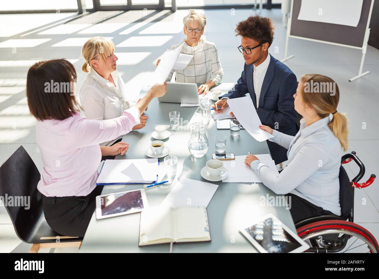 Gruppe von Geschäftsleuten am Konferenztisch in der Sitzung während der Projektplanung Stockfoto