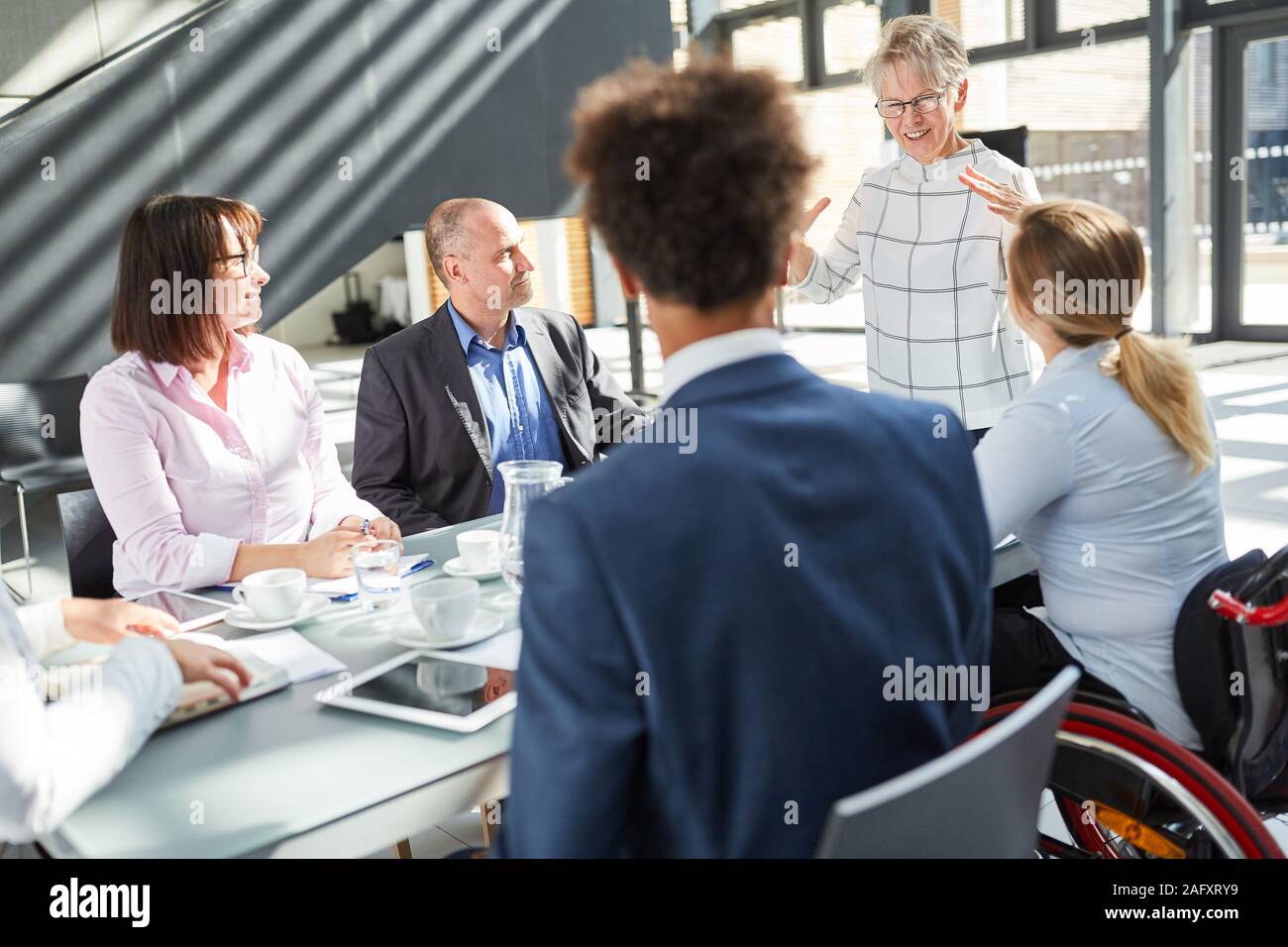 Chef eine Präsentation des Projekts für Ihr Team in einem business Meeting Stockfoto