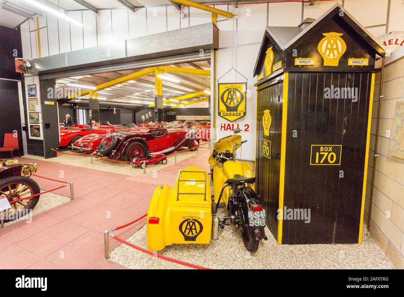 Ein AA-Motorrad und Seitenwagen außerhalb einer echten AA am Straßenrand Box 170 in der Haynes International Motor Museum, Sparkford, Somerset, Großbritannien Stockfoto