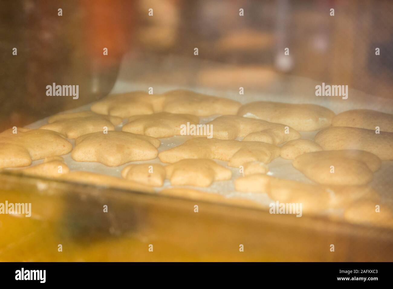 Die Lebkuchen, Plätzchen backen in Elektroherd Herd Stockfoto