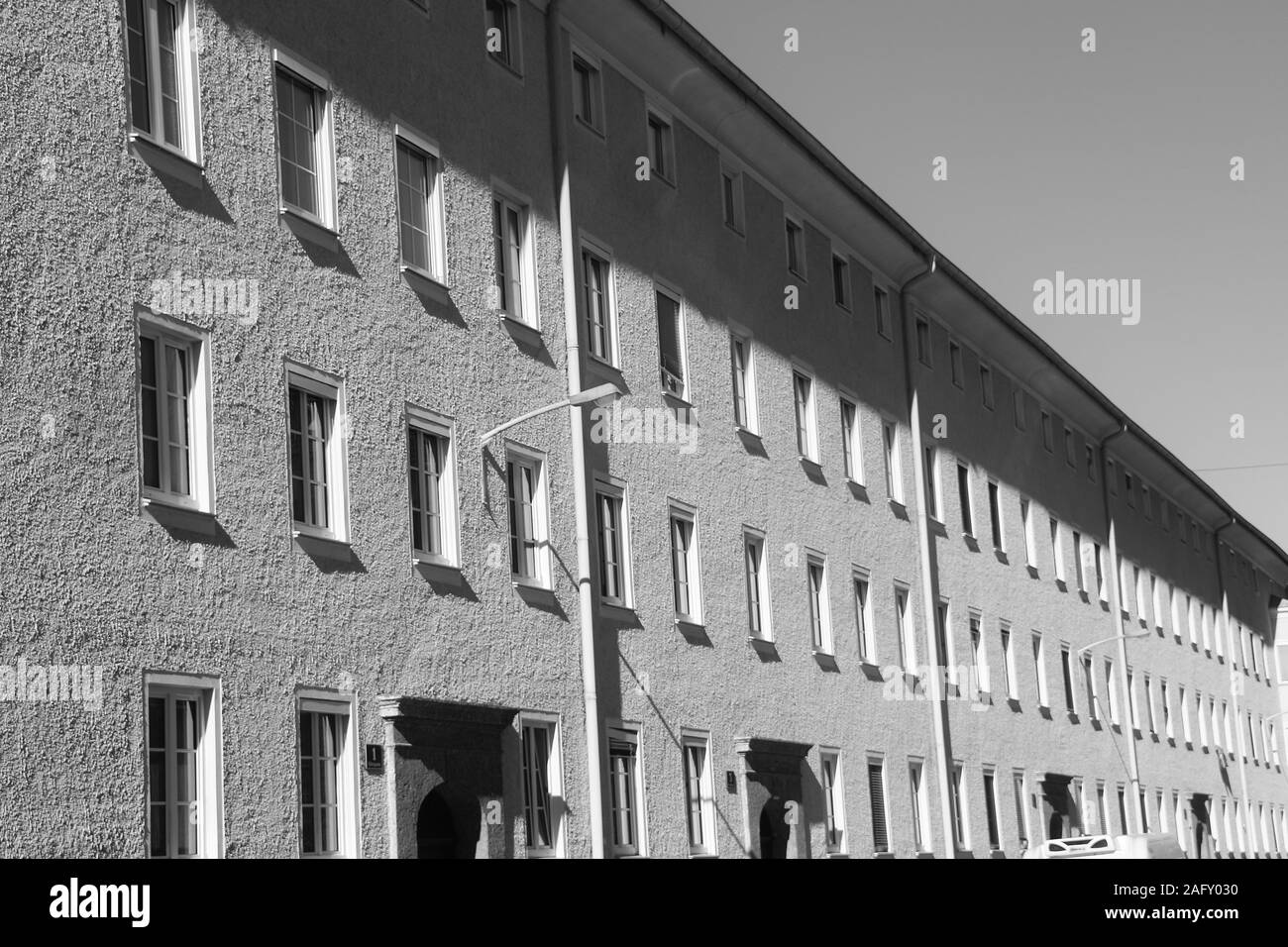 Wohnblock in der Vorstadt. Gebäude für die Arbeiterklasse, vermutlich in den 1950er Jahren errichtet. Salzburg Stadt, Bezirk Lehen, Österreich, Europa. Stockfoto
