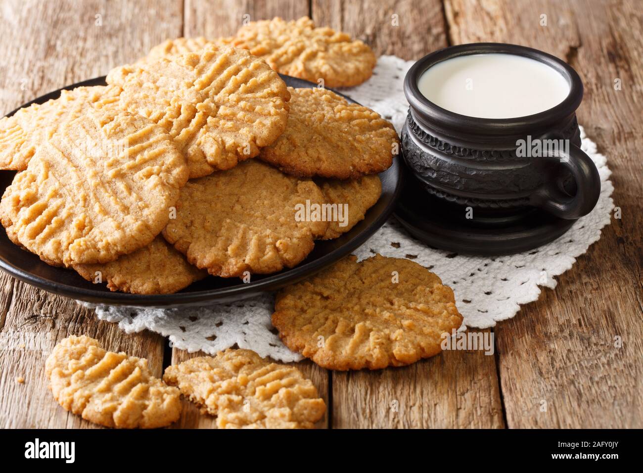 Frühstück von Erdnuss Butter cookies mit Milch close-up auf dem Tisch. Horizontale Stockfoto