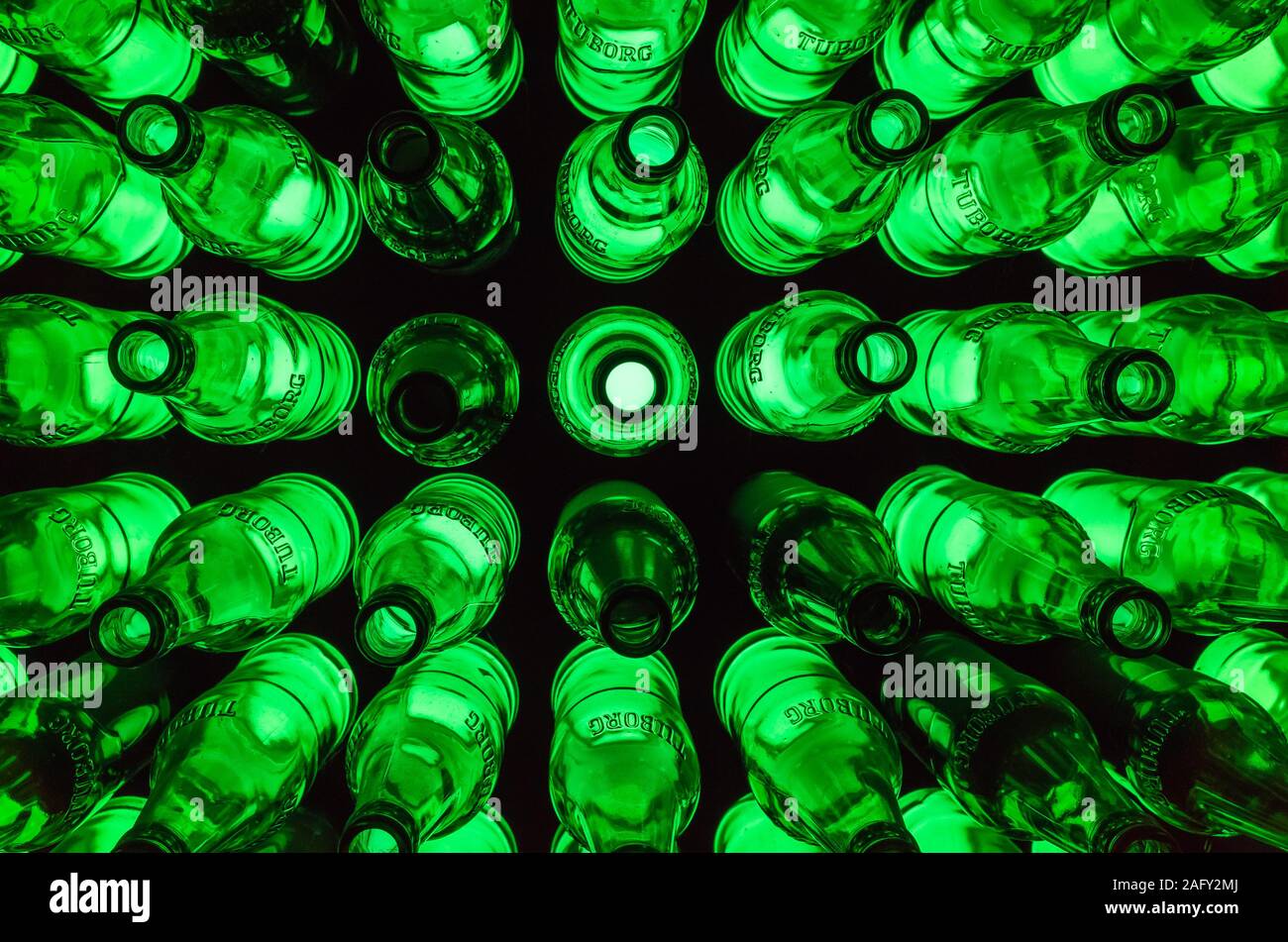 St. Petersburg, Russland - Dezember 17, 2017: beleuchtete Installation aus leuchtend grün Tuborg Bier Flaschen, Ansicht von oben Stockfoto