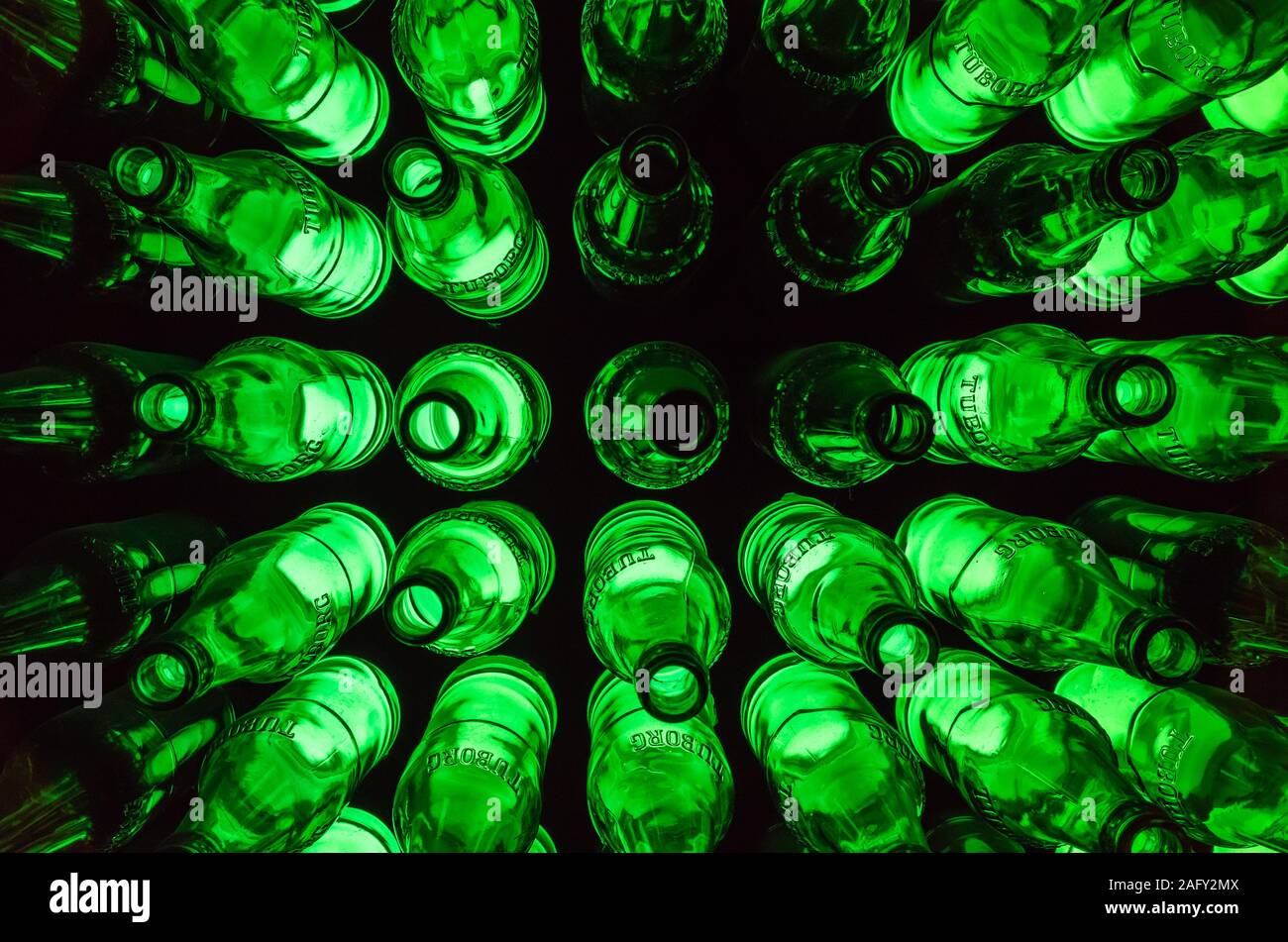 St. Petersburg, Russland - Dezember 17, 2017: Installation von grünen Tuborg Bier Flaschen, Ansicht von oben Stockfoto