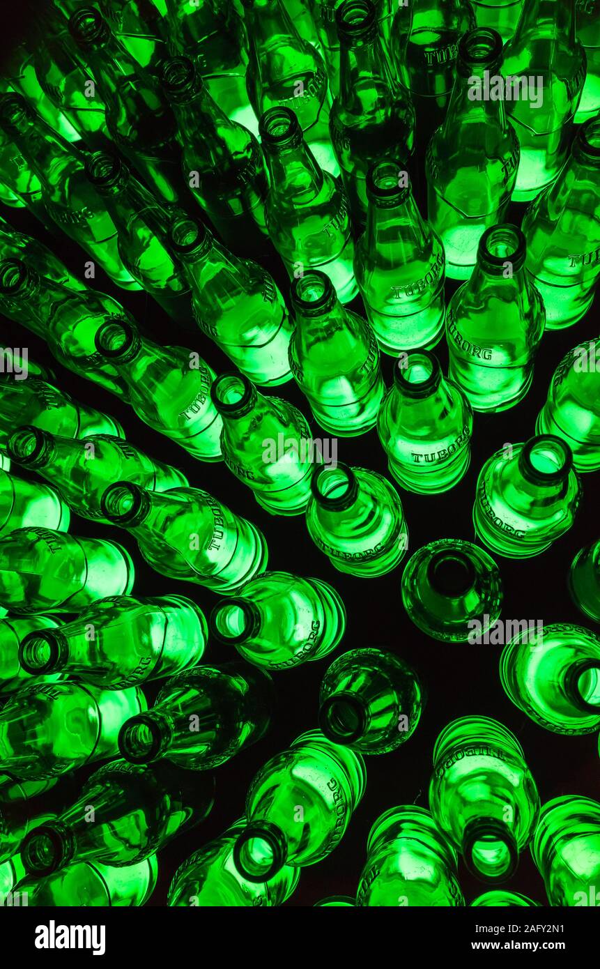 St. Petersburg, Russland - Dezember 17, 2017: beleuchtete Installation aus leuchtend grün Tuborg Bier Flaschen, vertikale Foto, Ansicht von oben Stockfoto