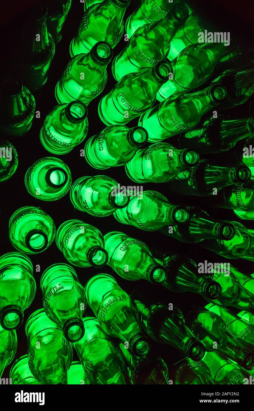 St. Petersburg, Russland - Dezember 17, 2017: beleuchtete Installation aus Leer grün Tuborg Bier Flaschen, vertikale Foto Stockfoto