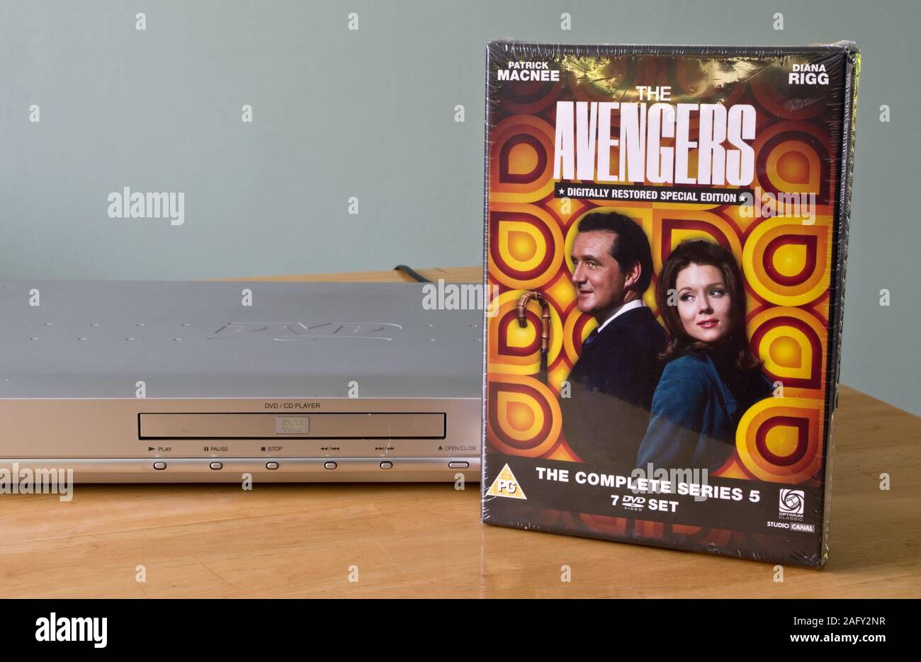 Die Rächer der britischen TV-Serie 5 DVD Box Set starring Patrick Macnee und Diana Rigg mit DVD-Player, Großbritannien Stockfoto