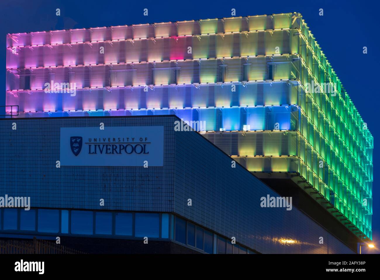 Mulitcolored Flutlicht Liverpool University Engineering Gebäude Brownlow Hill in der Nacht. Stockfoto